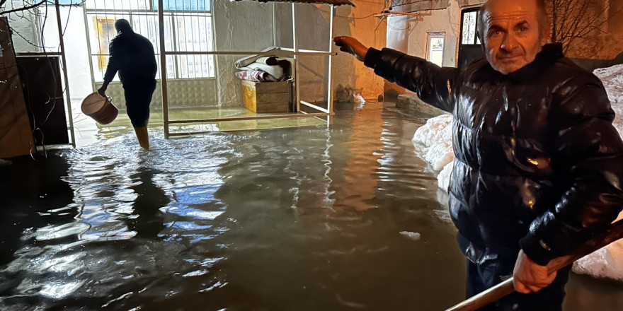 Yüksekova’da evi sular altında kalan 5 nüfuslu aile, akrabalarına sığındı