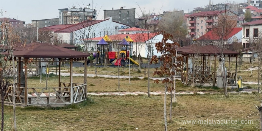 Yüksekova’da havalar soğudu, parklar boş kaldı