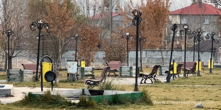 Yüksekova’da havalar soğudu, parklar boş kaldı