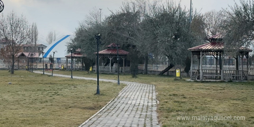 Yüksekova’da havalar soğudu, parklar boş kaldı