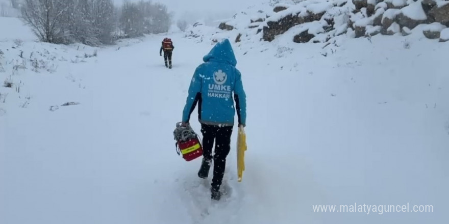 Yüksekova’da kar engeline rağmen 72 yaşındaki hasta hastaneye ulaştırıldı