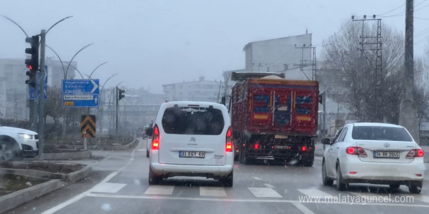 Yüksekova’da kar yağışı başladı