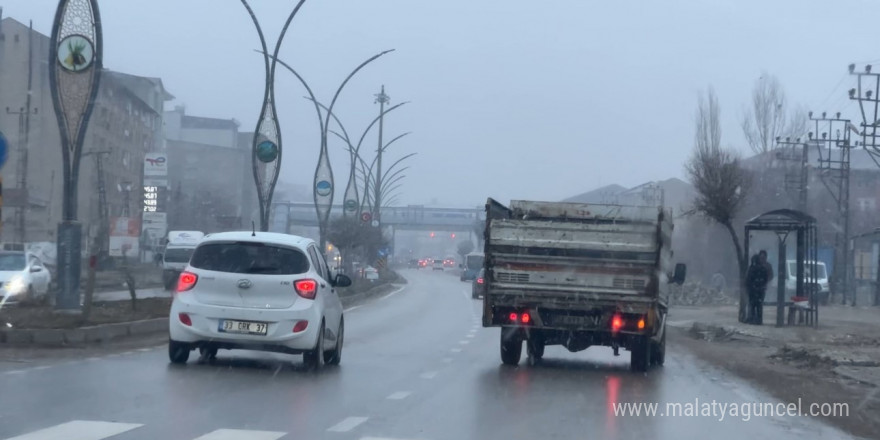 Yüksekova’da kar yağışı başladı