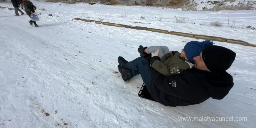 Yüksekova’da kar yağışını çocuklar eğlenceye çevirdi