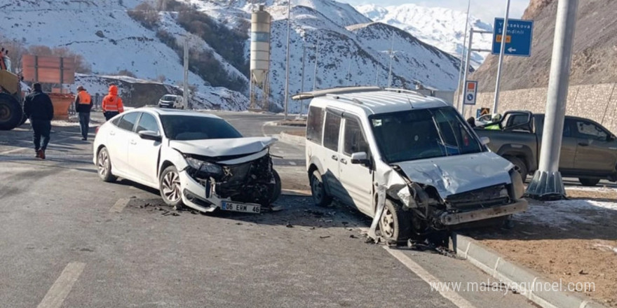 Yüksekova’da trafik kazası: 2 yaralı