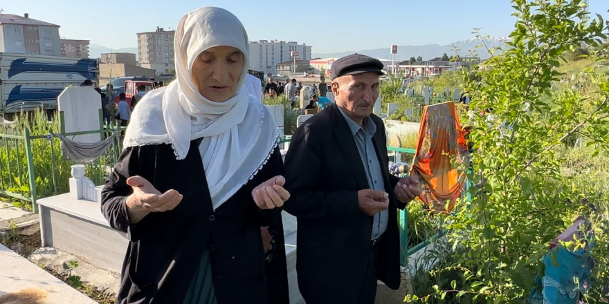 Yüksekova’da vatandaşlar bayram namazı sonrası mezarlıklara akın etti