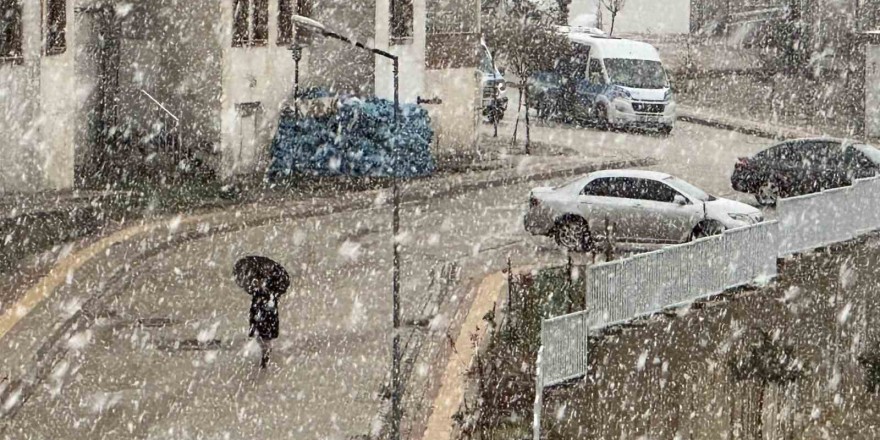 Yüksekova’da yoğun kar yağışı başladı