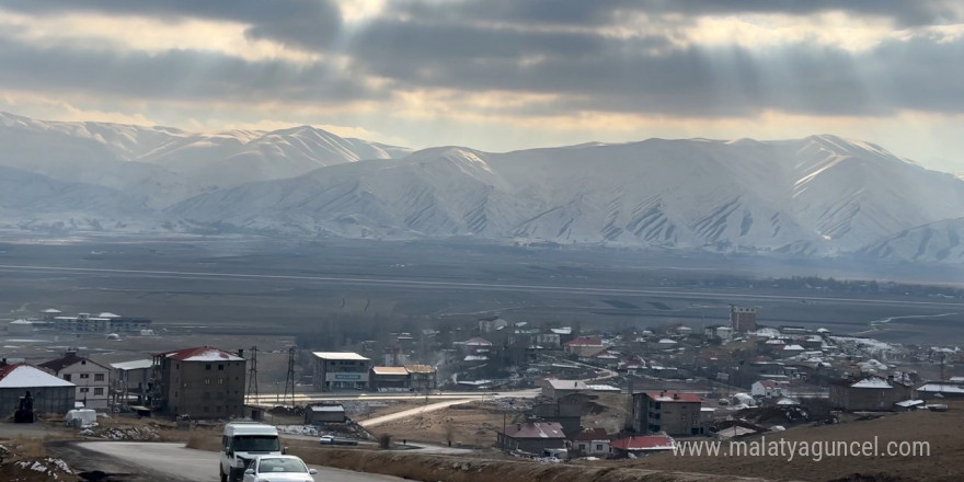 Yüksekova’nın etrafını saran dağlar karla kaplandı