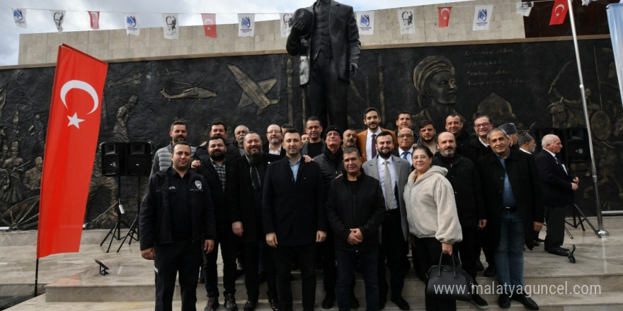 Yunusemre 100. Yıl Meydanı Atatürk heykeliyle taçlandı