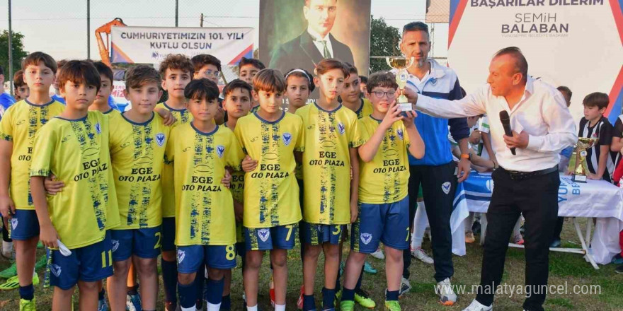 Yunusemre’de 29 Ekim Futbol Turnuvası tamamlandı