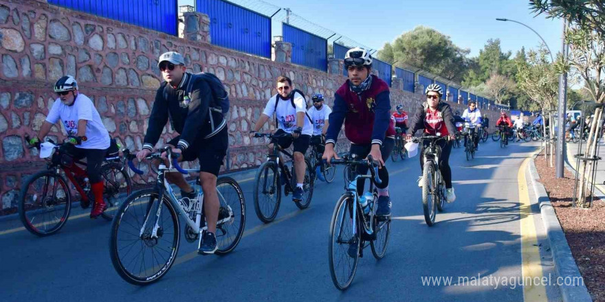 Yunusemre’de cumhuriyet için 101 kilometre pedal çevirdiler