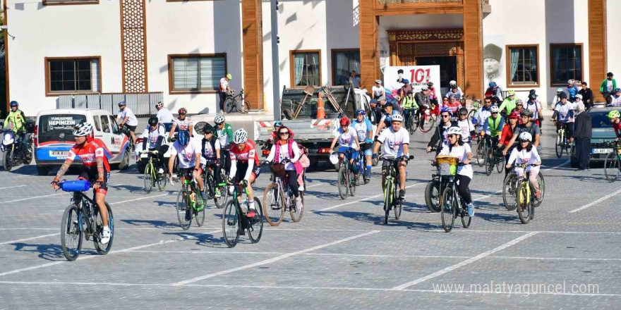 Yunusemre’de cumhuriyet için 101 kilometre pedal çevirdiler