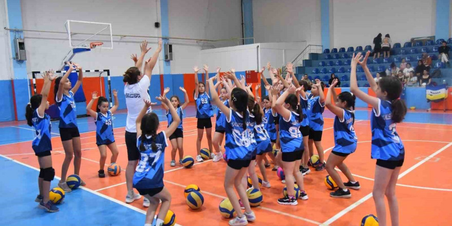 Yunusemre’de yaz spor okulu voleybol kursları yoğun ilgi görüyor