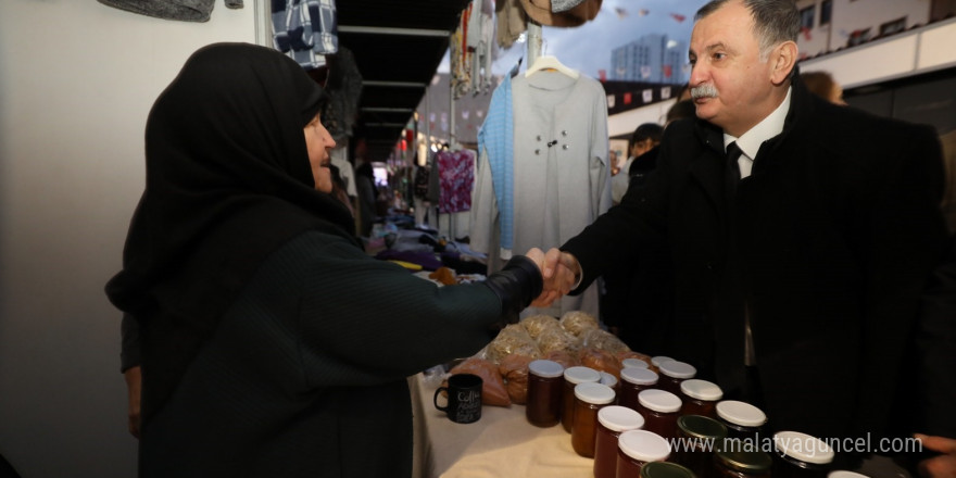 Yunusemre’de Yeni Yıl Çarşısı açıldı