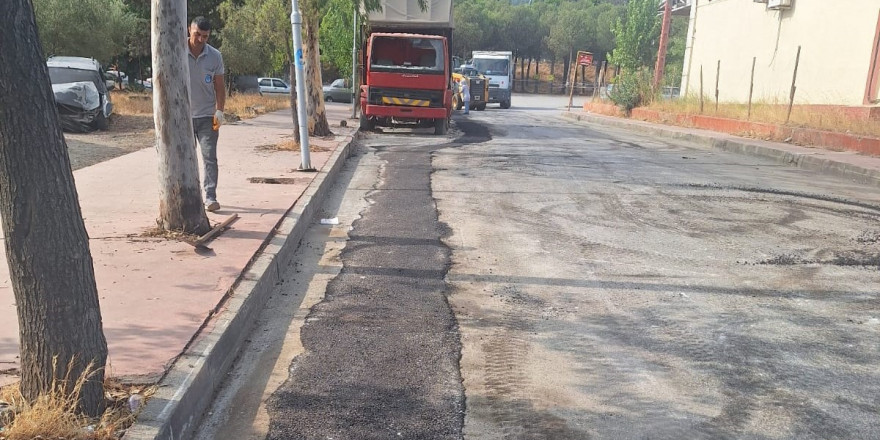 Yunusemre’den küçük sanayi sitesinde asfalt yama çalışması