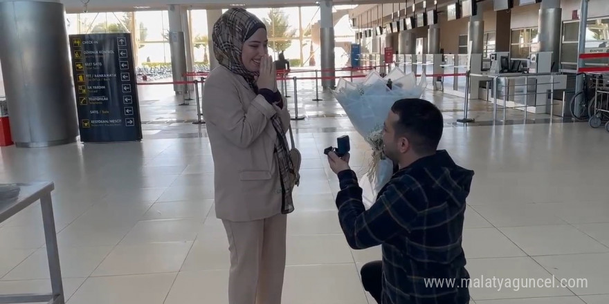 Yurt dışından gelerek havalimanında evlilik teklifinde bulundu