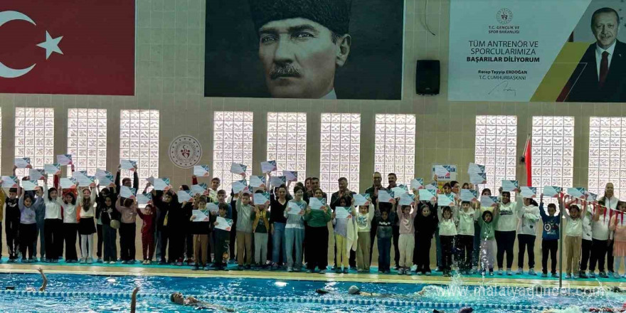 Yüzme eğitimini  tamamlayan minikler sertifikalarına kavuştu