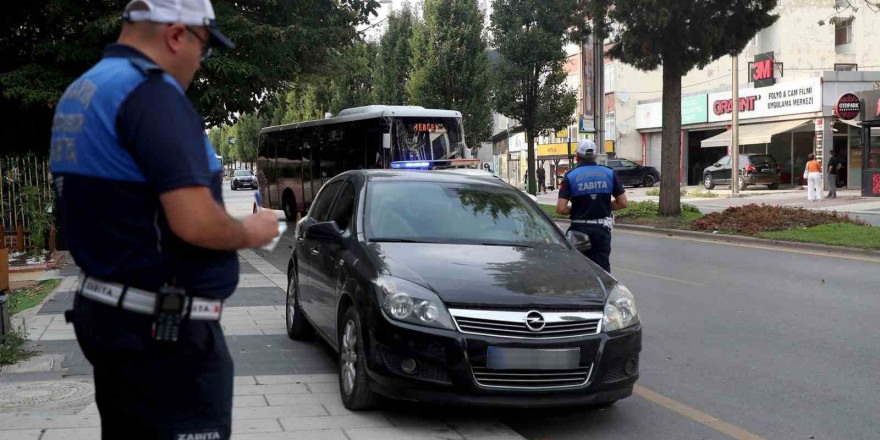 Zabıta kaldırımlara park eden araçları affetmedi