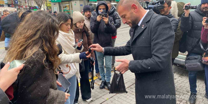 Zafer Partisi Eskişehir İl Başkanlığı’ndan kadınlara yasaklı biber gazı ikramı