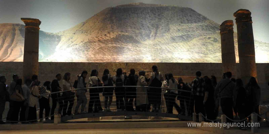 Zeugma Mozaik Müzesi ziyaretçi akınına uğruyor