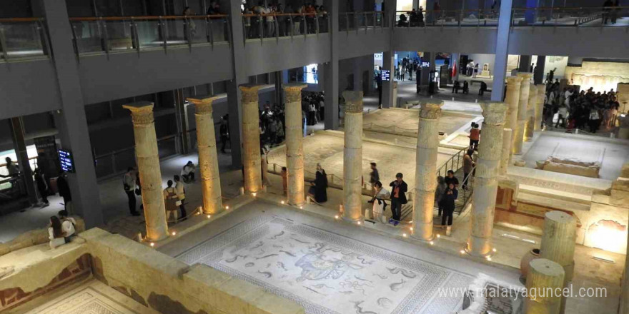 Zeugma Mozaik Müzesi ziyaretçi akınına uğruyor