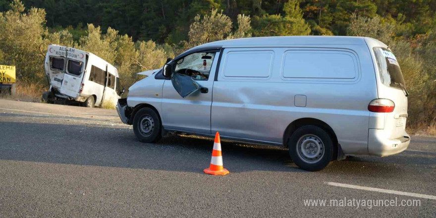 Zeytin işçilerini taşıyan minibüse ticari araç çarptı: 15 yaralı