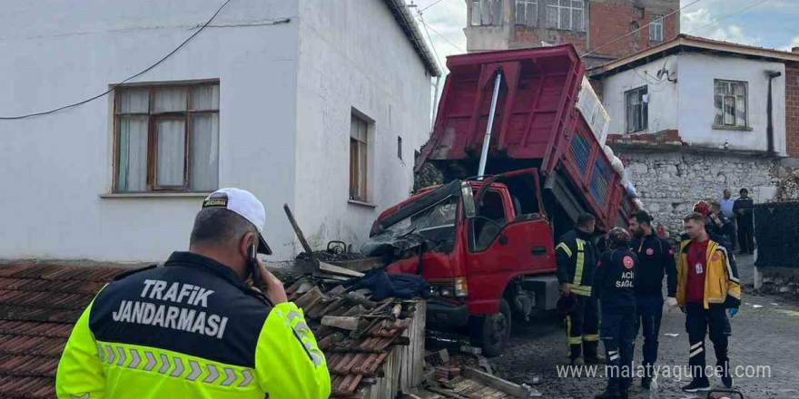 Zeytin yüklü kamyonet eve çarptı: 1 ölü, 2 yaralı