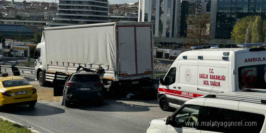 Zeytinburnu’ndaki feci kazada otomobil, park halindeki kamyonete çarptı: 1 ölü