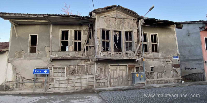 Zile’deki metruk yapılar korkuya sebep oluyor