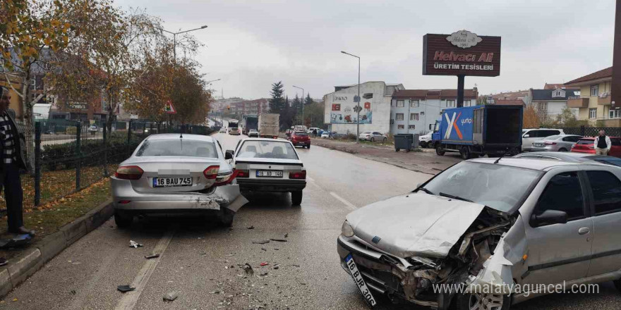 Zincirleme kazada 1’i bebek 3 kişi yaralandı