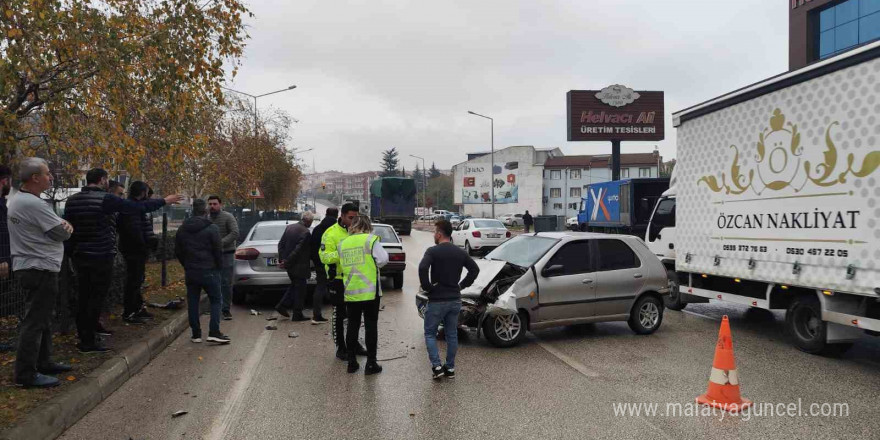 Zincirleme kazada 1’i bebek 3 kişi yaralandı