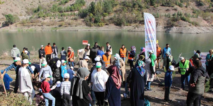 Ziyaret Göleti kıyısında ağaçlandırma ve çevre temizliği yapıldı