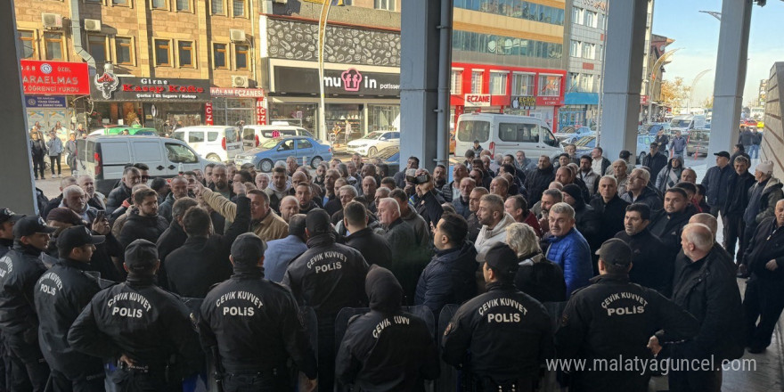 Zonguldak Belediyesi’nin rüsum ücretlerine yaptığı zam esnafa kontak kapattırdı