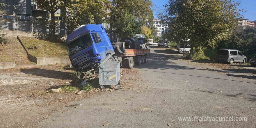 Zonguldak Ereğli’de çelik sac yüklü tır yan yattı