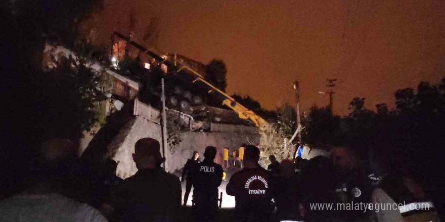 Zonguldak’ta virajı alamayan tır bahçeye uçtu: 1 ölü