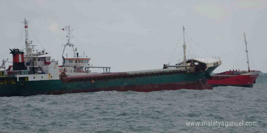 Zonguldak’ta yük gemileri denizde adeta beşik gibi sallandı