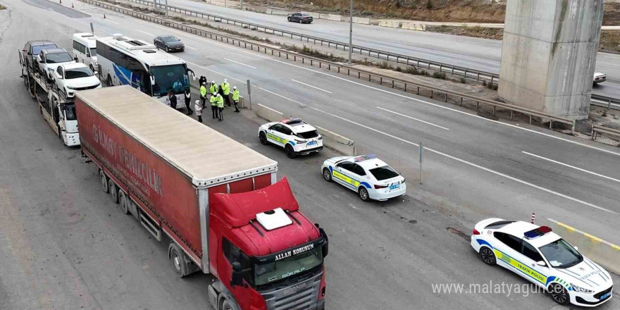 Zorunlu kış lastiği uygulaması başladı, 43 ilin geçiş güzergahında sıkı denetim: Araçlar tek tek durduruluyor