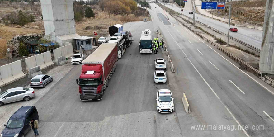 Zorunlu kış lastiği uygulaması başladı, 43 ilin geçiş güzergahında sıkı denetim: Araçlar tek tek durduruluyor