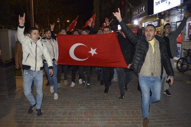 Eskişehirli gençler şehitler için yürüdü