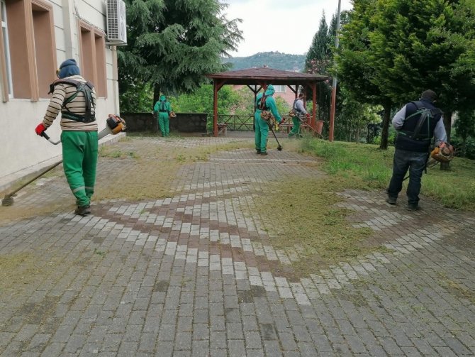 İzmit’te cami avluları cuma namazı için hazırlandı